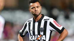 Foto: Jason Silva/AGIF - Rafael Carioca era 1ª opção para volante, mas Textor parece priorizar Edenilson, do Inter