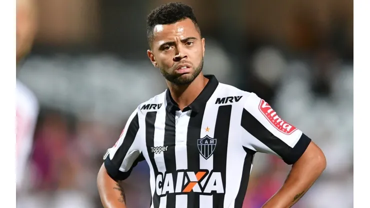 Foto: Jason Silva/AGIF - Rafael Carioca era 1ª opção para volante, mas Textor parece priorizar Edenilson, do Inter