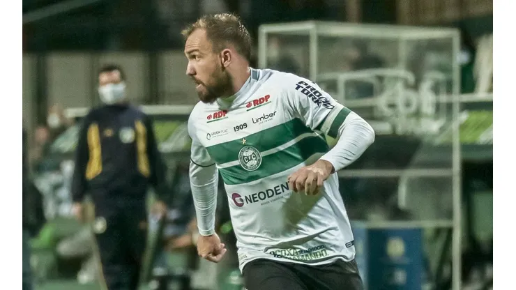 Foto: Robson Mafra/AGIF - Coritiba se prepara para estreia na Copa do Brasil e Willian Farias retorna