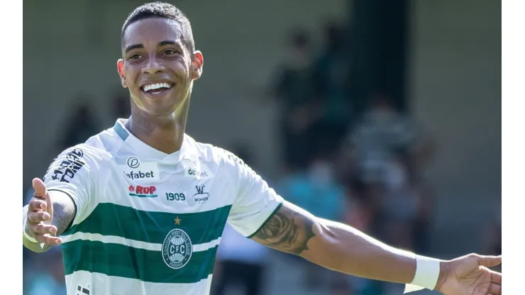 Foto: Robson Mafra/AGIF - Alef Manga: expulso do banco de reservas em jogo do Coritiba