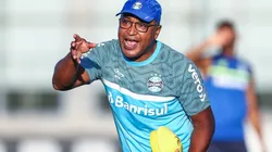 Foto: Lucas Uebel/Grêmio/Divulgação - Roger Machado: já definiu novos titulares do Grêmio para a sequência de 2022