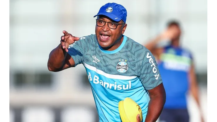 Foto: Lucas Uebel/Grêmio/Divulgação - Roger Machado: já definiu novos titulares do Grêmio para a sequência de 2022