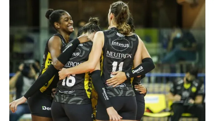 Foto: Eliezer Esportes/Praia Clube - Meninas do praia clube entram em quadra para seguir na liderança