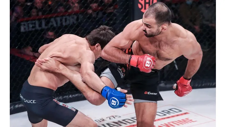 Foto UFC - Bellator - Andrey Koreshkov acertando chute em Chance Recountre