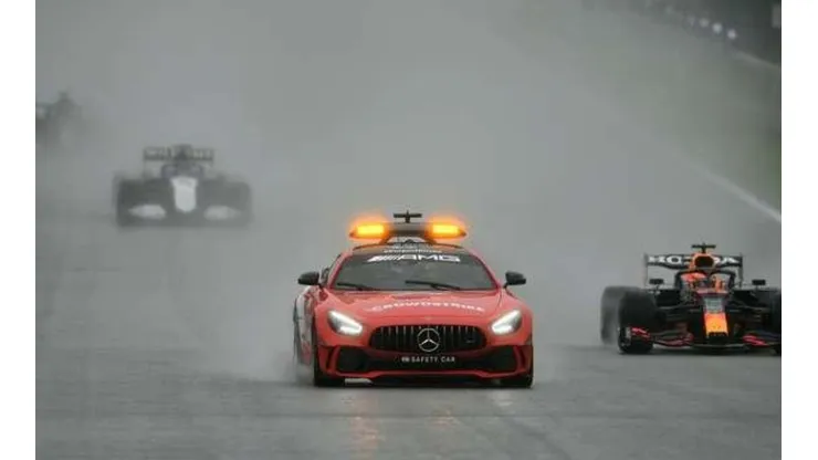 Foto: Dan Mullan/Getty Images/Red Bull Content Pool / Grande Prêmio - Max Verstappen ao lado do safety car no GP da Bélgica