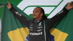 Carl de Souza /AFP via Getty Images - Lewis Hamilton segurando a bandeira do Brasil após vitória no GP de Interlagos de Fórmula 1