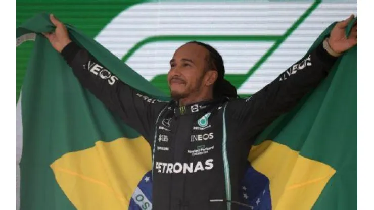 Carl de Souza /AFP via Getty Images - Lewis Hamilton segurando a bandeira do Brasil após vitória no GP de Interlagos de Fórmula 1