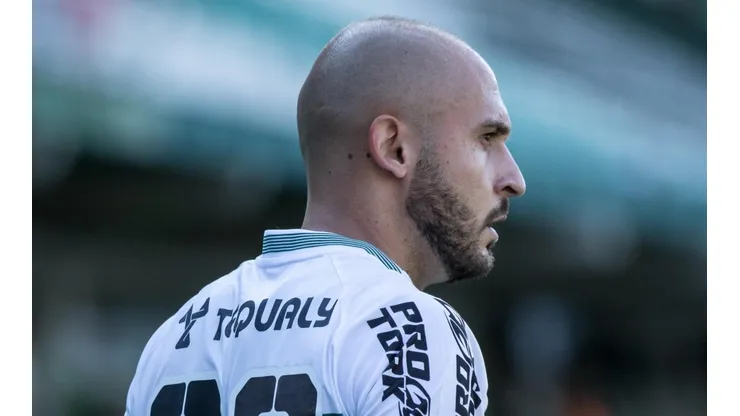 Foto: Robson Mafra/AGIF - Régis será poupado para o duelo contra o Paraná Clube
