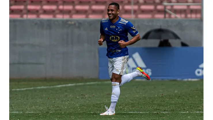 Alessandra Torres/AGIF/ Vitor Roque, com apenas 16 anos, marca primeiro gol no profissional no Cruzeiro