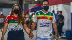 Foto: Divulgação/Jefferson Alvez/Brusque FC - Casal desfila com camisas do Bruscão