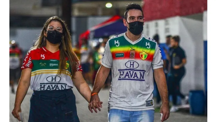 Foto: Divulgação/Jefferson Alvez/Brusque FC - Casal desfila com camisas do Bruscão