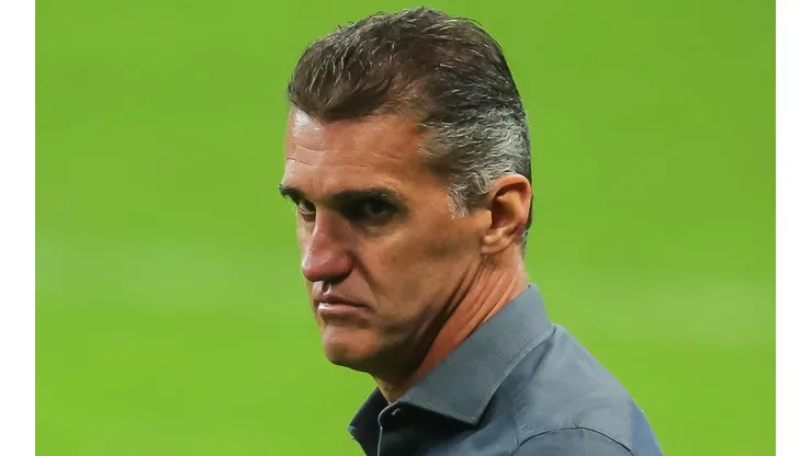 - O técnico foi demitido após tropeçar no Campeonato Estadual