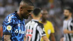Fernando Moreno/AGIF - Douglas Costa no jogo polêmico contra o Galo