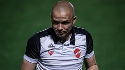 Foto: (Heber Gomes/AGIF) - Higo Magalhães, técnico do Vila Nova, projetou o clássico deste sábado (19)