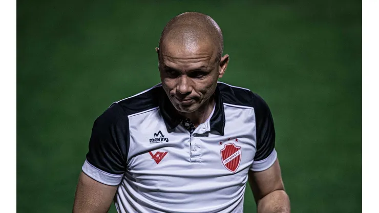 Foto: (Heber Gomes/AGIF) - Higo Magalhães, técnico do Vila Nova, projetou o clássico deste sábado (19)