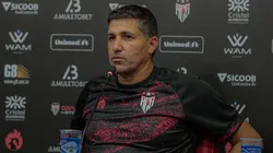 Foto: (Flickr Oficial Atlético Goianiense/Bruno Corsino/ACG) - Eduardo Souza comandou a última atividade do Atlético-GO para o clássico nesta sexta (18)