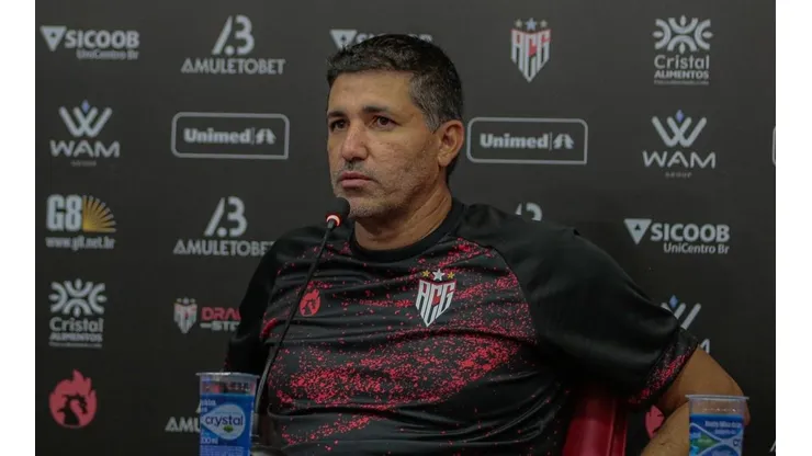 Foto: (Flickr Oficial Atlético Goianiense/Bruno Corsino/ACG) - Eduardo Souza comandou a última atividade do Atlético-GO para o clássico nesta sexta (18)