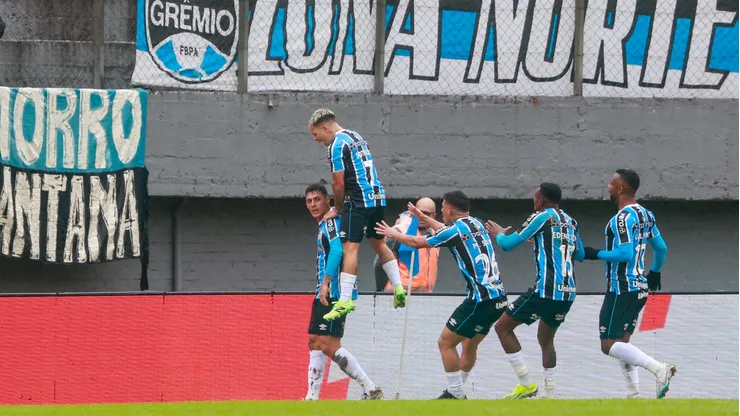 Jogadores do Grêmio comemorando gol na vitória contra o Operário pela Copa Do Brasil 2024. Foto: Luiz Erbes/AGIF