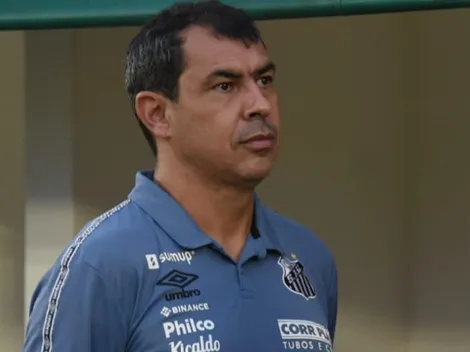 Carille deixa críticas da torcida de lado e defende jogador do Santos