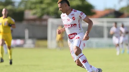 Foto: Gil Gomes/AGIF - Clayton estende seu contrato até o fim de 2024 com o Vila Nova