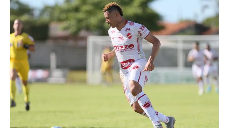 Foto: Gil Gomes/AGIF - Clayton estende seu contrato até o fim de 2024 com o Vila Nova