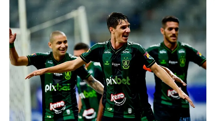 Alê é um dos grandes destaques do meio de campo do América; jogador está entre os que brilham no time desde 2020