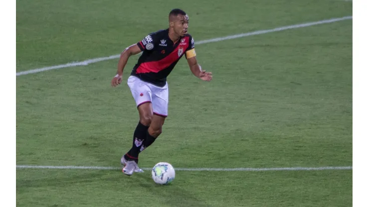 Foto: Robson Mafra/AGIF - Marlon Freitas está em sua terceira temporada pelo Atlético-GO