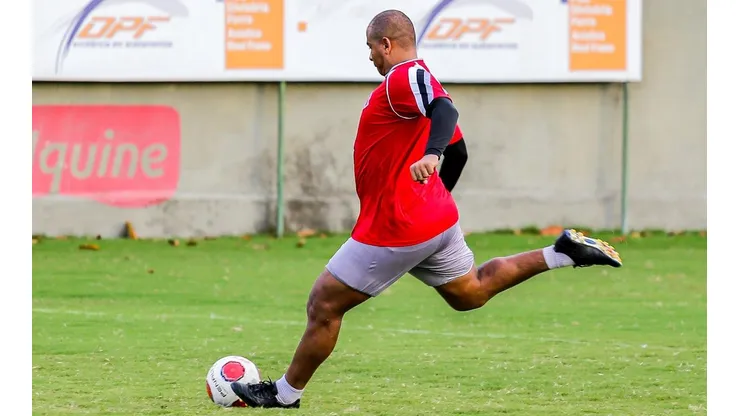 Foto: Rafael Vieira/AGIF - Walter disputará primeiro clássico com a camisa do Santa Cruz