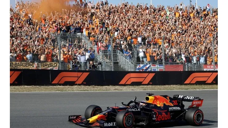Foto: F1 - Eleito piloto mais popular entre o público da F1 em 2021, Max Verstappen pilota RBR no Circuito de Zandvoort no GP da Holanda.