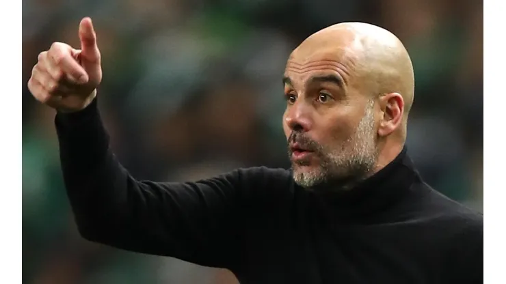 (Photo by Robbie Jay Barratt - AMA/Getty Images) - Guardiola se posicionou sobre Fernandinho.