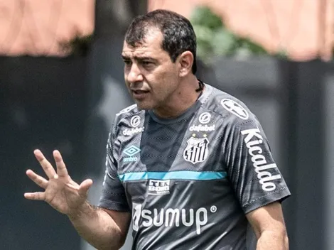 "5 zagueiros, 18 volantes"; Carille 'pega pilha' e rebate torcedor do Santos; vídeo viraliza na web