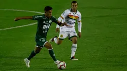 Diogo Mateus em ação com a camisa do Guarani, pela Série B do Brasileirão
