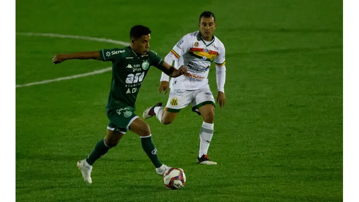 Diogo Mateus em ação com a camisa do Guarani, pela Série B do Brasileirão