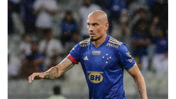 - E a segunda vez que o Santos faz sondagens pelo defensor