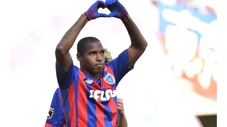 Adaílton comemorando gol com a camisa do FC Tokyo (Foto: FC Tokyo)