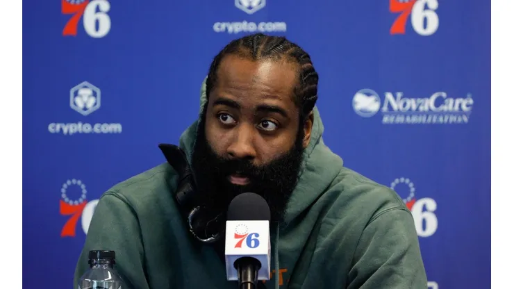 Tim Nwachukwu/Getty Images - Harden em sua primeira entrevista no 76ers