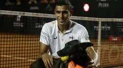 Foto Twitter Rio Open - Thiago Monteiro com um cãodula após sua partida desta terça-feira
