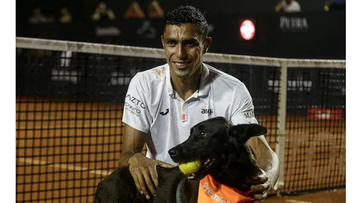 Foto Twitter Rio Open - Thiago Monteiro com um cãodula após sua partida desta terça-feira