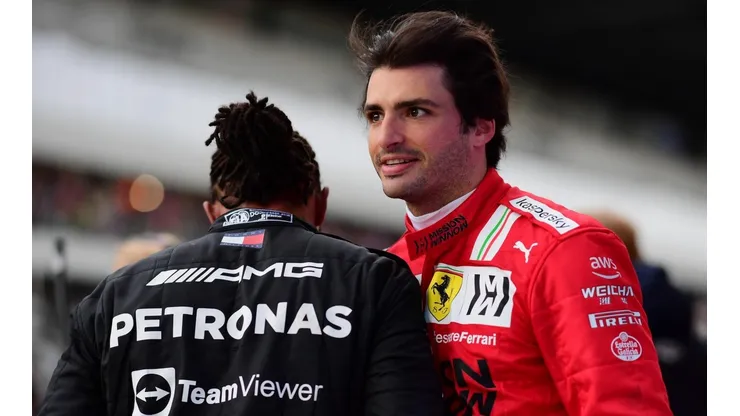 Mario Renzi - Formula 1/Formula 1 via Getty Images - Sainz com Hamilton após o GP de Abu Dhabi