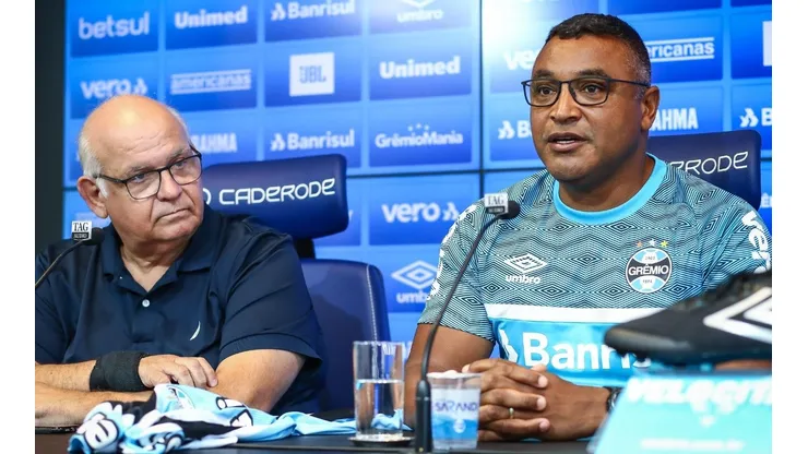 Foto: Lucas Uebel/Grêmio/Divulgação - Presidente Romildo Bolzan e Roger Machado: avaliação interna é de que o elenco precisa de 3 reforços