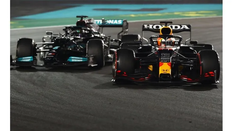 Joe Portlock - Formula 1/Formula 1 via Getty Images - Max Verstappen ultrapassou Lewis Hamilton na última volta do GP de Abu Dhabi.