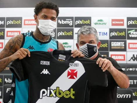 Zé Gabriel mostra seu cartão de visita para à torcida do Vasco