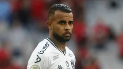 Foto: Vitor Silva/Botafogo - Volante Alex Santana está no futebol da Bulgária, mas recebeu vários convites para retornar ao Brasil