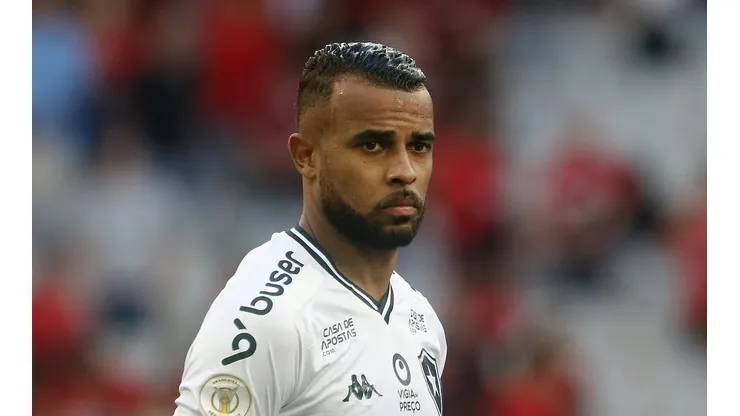 Foto: Vitor Silva/Botafogo - Volante Alex Santana está no futebol da Bulgária, mas recebeu vários convites para retornar ao Brasil