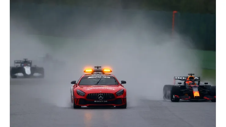 Dan Istitene - Formula 1/Formula 1 via Getty Images - Safety Car na pista para segurança dos pilotos