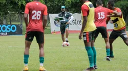 Sérgio Soares comandando treino da Portuguesa (Foto: Dorival Rosa/Portuguesa)