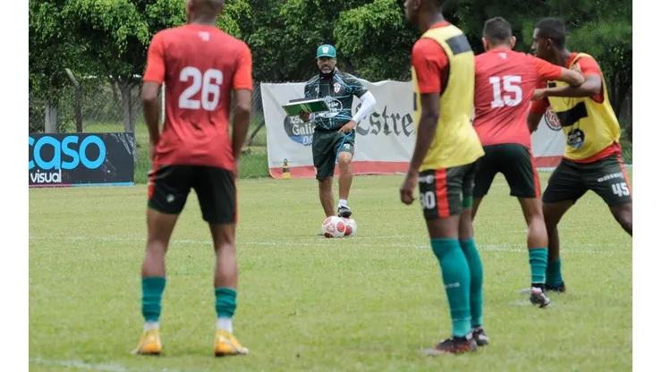 Sérgio Soares comandando treino da Portuguesa (Foto: Dorival Rosa/Portuguesa)