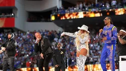 Kevin C. Cox/Getty Images - Imagem com os artistas no palco do Half Time show do Super Bowl LVI