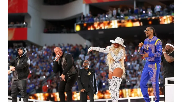 Kevin C. Cox/Getty Images - Imagem com os artistas no palco do Half Time show do Super Bowl LVI