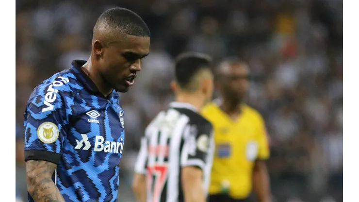 Foto: Fernando Moreno/AGIF - Douglas Costa se envolveu em nova polêmica, dessa vez com Geromel